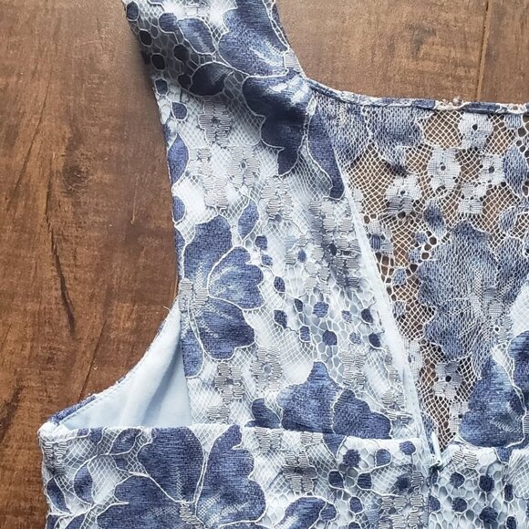 Gorgeous blue on blue lace dress. - Picture 11 of 11